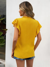 Camisa informal con cuello en V y mangas con volantes